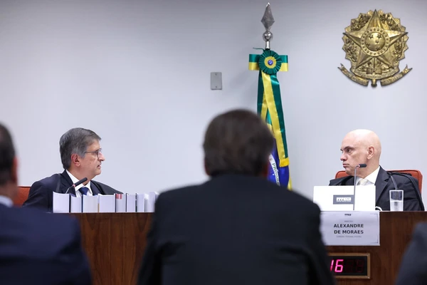 Bolsonaro frente a frente com Moraes e Gonet por Antonio Augusto/STF