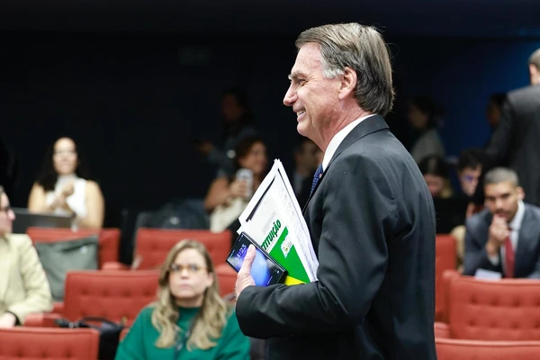 Bolsonaro segura Constituição de 1988 antes de interrogatório por Antonio Augusto/STF