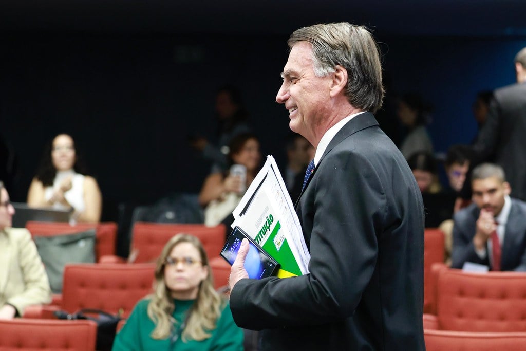 Bolsonaro segura Constituição de 1988 antes de interrogatório por Antonio Augusto/STF