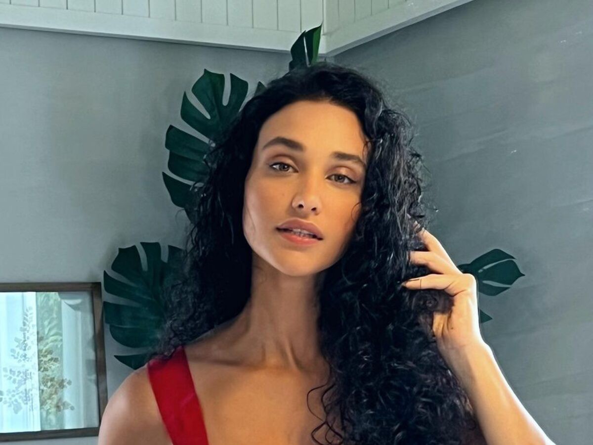 Débora Nascimento  por Reprodução