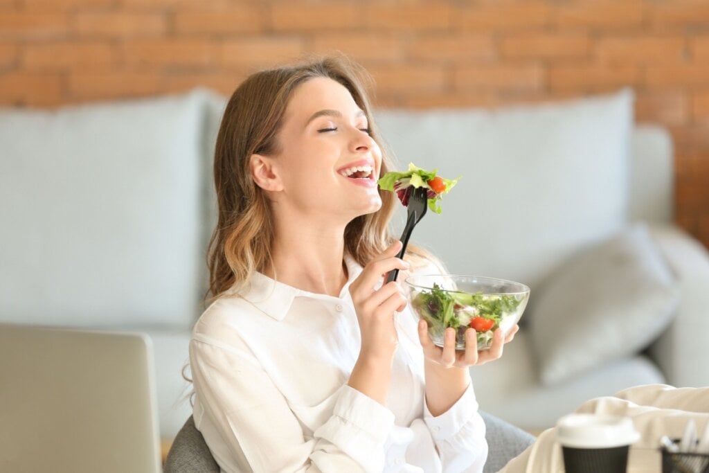 É importante evitar o consumo de líquidos com as refeições (Imagem: Pixel-Shot | Shutterstock)