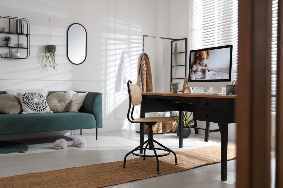 O home office pode ser integrado à sala de estar de forma harmoniosa (Imagem: New Africa | Shutterstock)