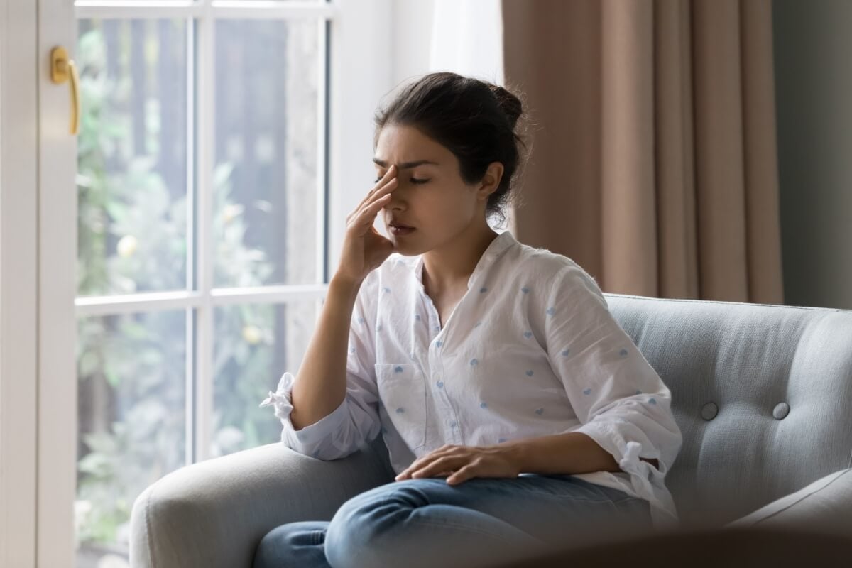 Problemas odontológicos podem causar dor de cabeça (Imagem: fizkes | Shutterstock)