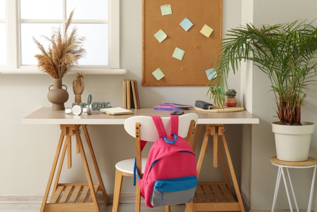Um quadro visual de tarefas escolares oferece mais segurança para as crianças (Imagem: Pixel-Shot | Shutterstock)
