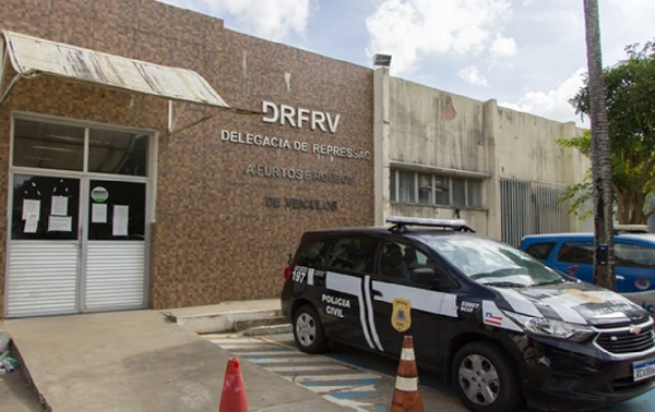 Homem é preso ao tentar embarcar com veículo roubado e documentos falsos no Ferry Boat