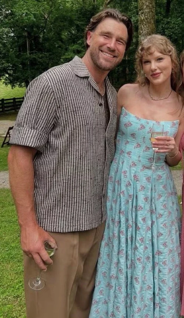 Taylor Swift e Travis Kelce em festa de casamento por Reprodução/Instagram