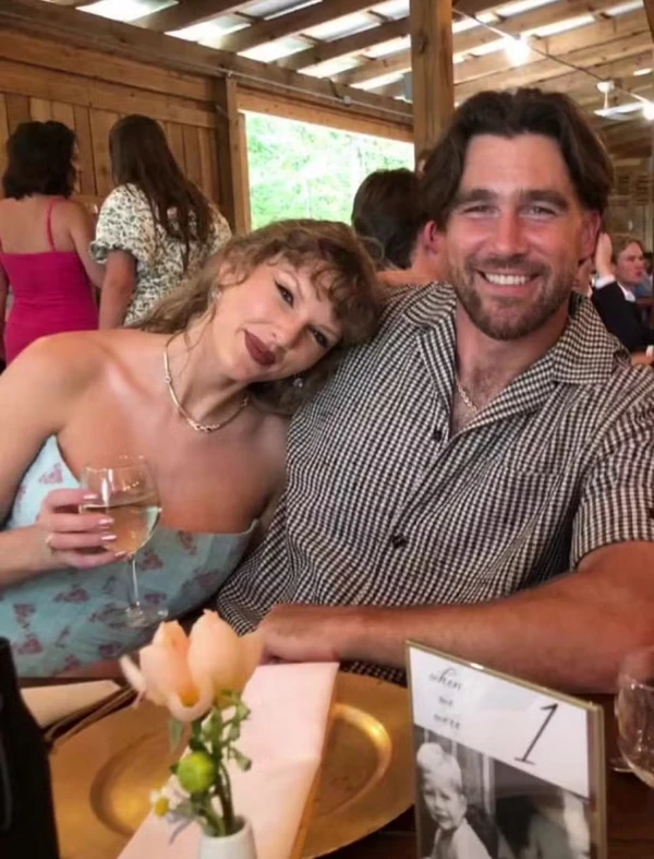 Taylor Swift e Travis Kelce em festa de casamento por Reprodução/Instagram