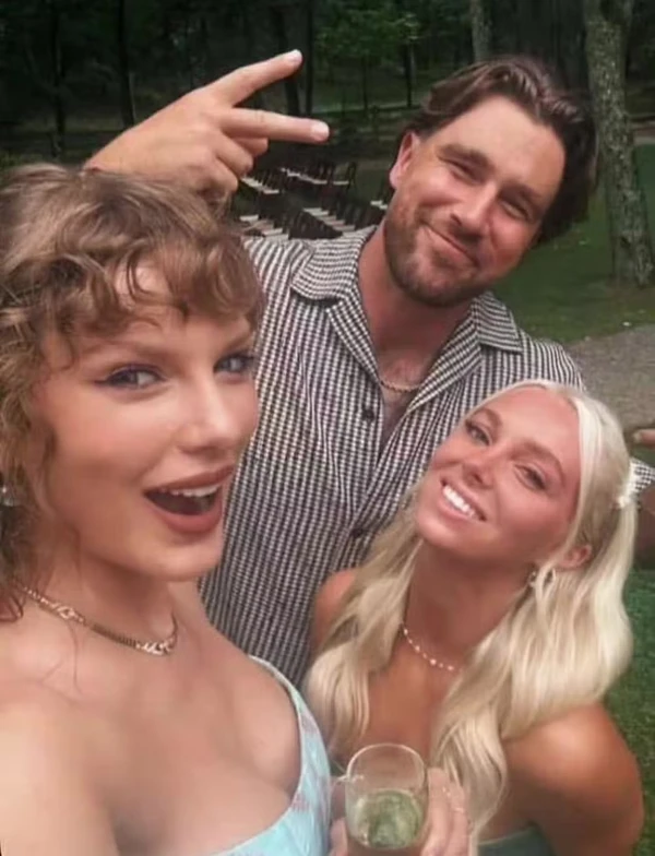 Taylor Swift e Travis Kelce em festa de casamento por Reprodução/Instagram