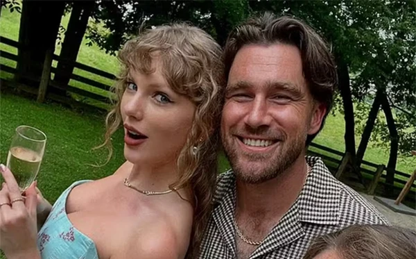 Taylor Swift e Travis Kelce em festa de casamento