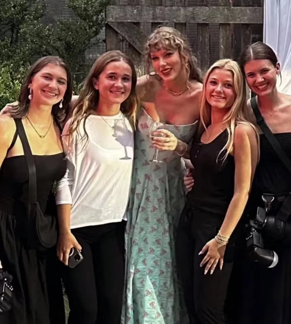 Taylor Swift em festa de casamento por Reprodução/Instagram