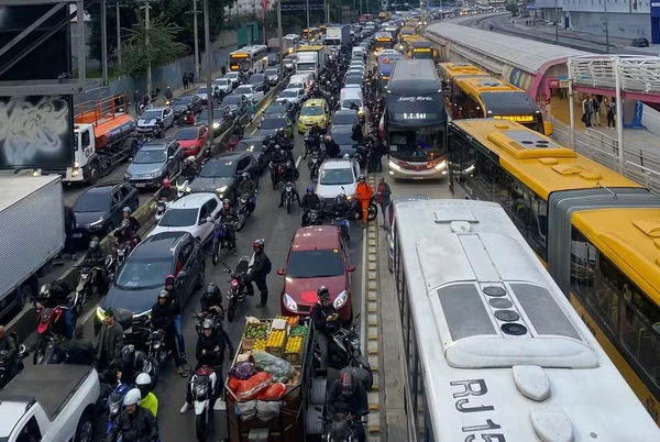 Todas as pistas da Avenida Brasil estão fechadas