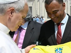 Imagem - Seleção abençoada: Cafú entrega camisa do Brasil ao papa Leão XIV
