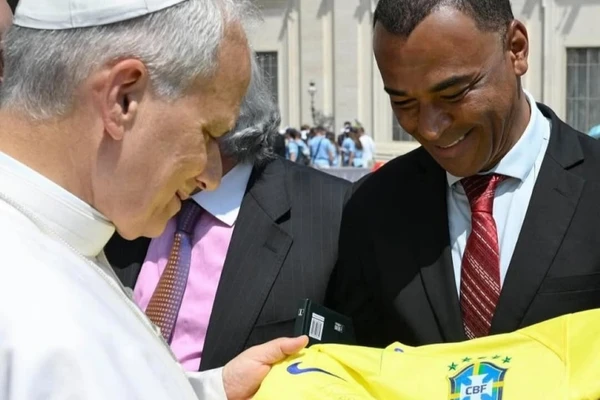 Cafu entregando camisa da Seleção ao papa Leão XIV