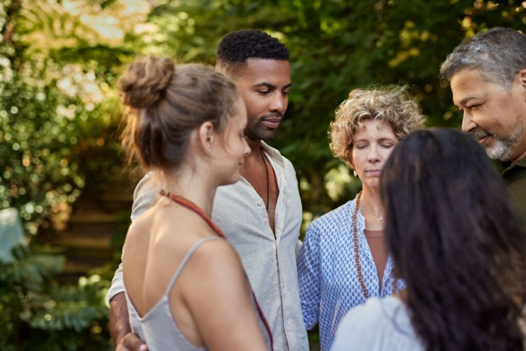 A constelação trabalha com as imagens internas que a pessoa carrega sobre a família (Imagem: Rido | Shutterstock)