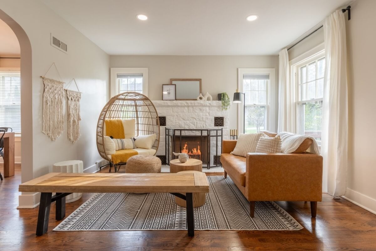 À medida que as temperaturas caem, é comum buscar soluções para deixar os ambientes mais confortáveis e quentes (Imagem: Joshua Applegate Creative | Shutterstock)