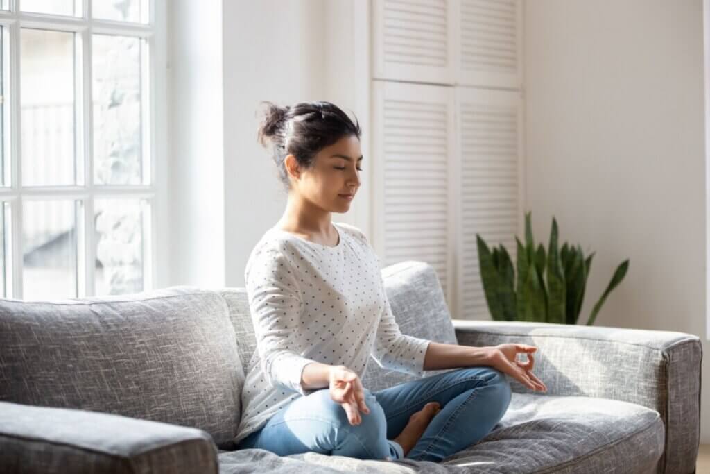 A meditação pode ajudar a reduzir o estresse e os seus impactos (Imagem: fizkes | Shutterstock)