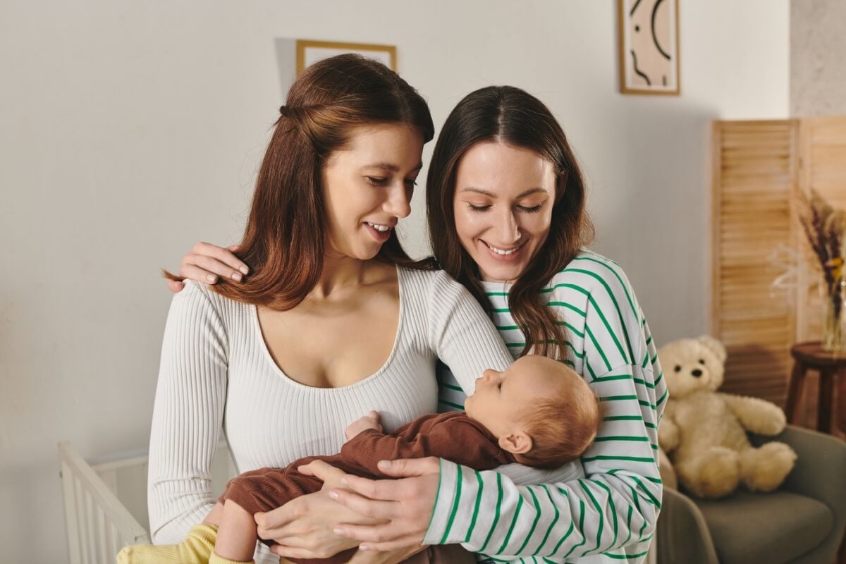 A reprodução assistida por casais homoafetivos masculinos e femininos é legal no Brasil desde 2015 (Imagem: LightField Studios | Shutterstock) 