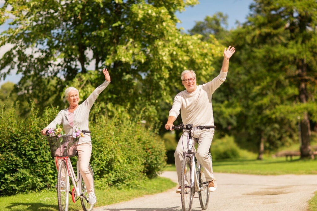 Andar de bicicleta é uma das atividades físicas que podem ser feitas para manter a saúde cardiovascular (Imagem: Ground Picture | Shutterstock)