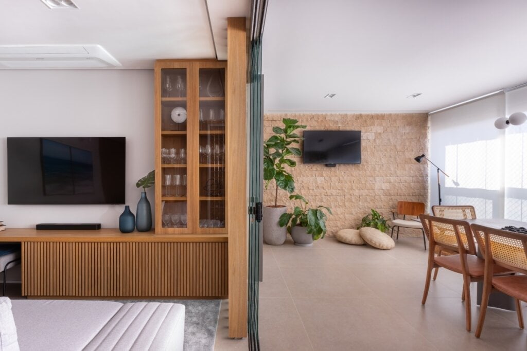 Cortinas pesadas e portas de vidro ajudam a manter o calor e organizar os ambientes (Projeto: Martins Galera Arquitetura | Imagem: Victor Guilherme)