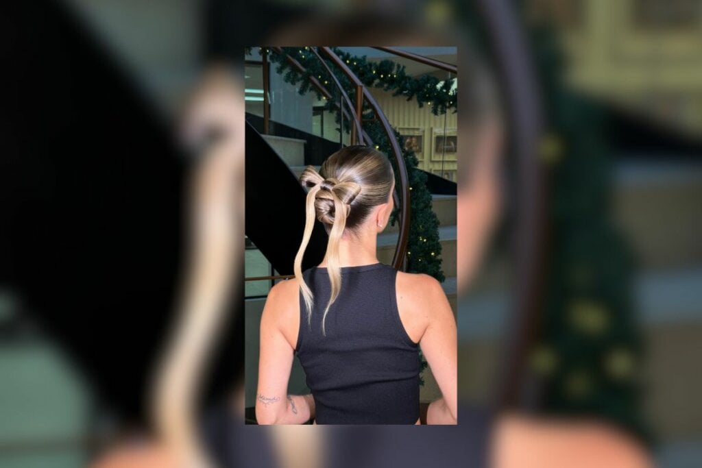 O penteado com laço transmite cuidado e leveza (Imagem: Reprodução do Instagram | @o.le.oni)