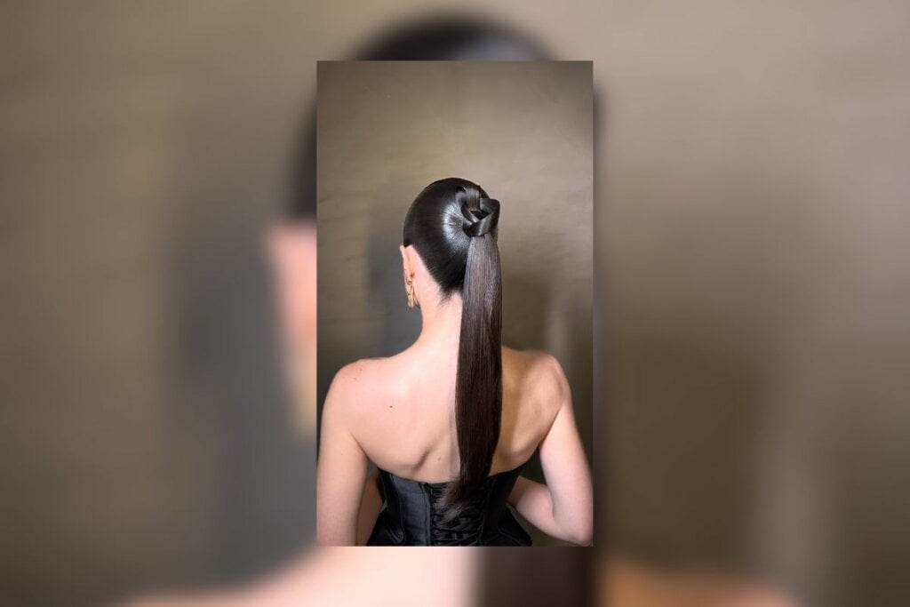 O rabo de cavalo com detalhe é elegante e prático (Imagem: Reprodução do Instagram | @o.le.oni)