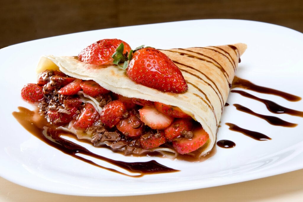 Panqueca de morango com brigadeiro (Imagem: henrique ferrera | Shutterstock)