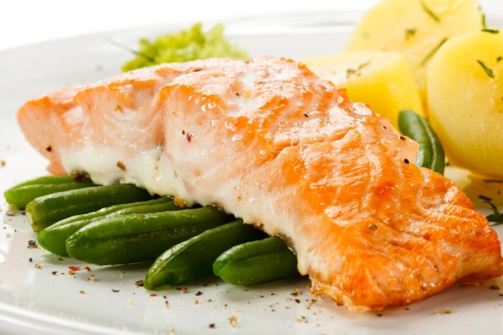Salmão com batata e vagem (Imagem: Jacek Chabraszewski | Shutterstock) 