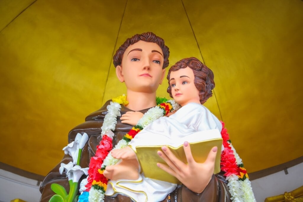 Santo Antônio é conhecido como o &#8220;santo casamenteiro&#8221; (Imagem: Immaculate | Shutterstock)