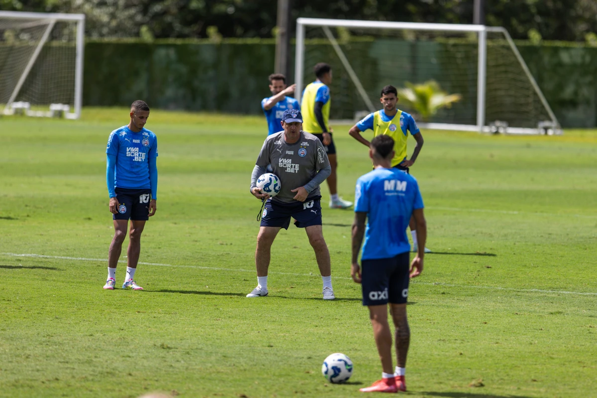 Elenco do Bahia treinando em preparação para enfrentar o Bragantino 