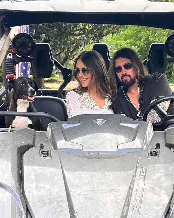 Elizabeth Hurley e Billy Ray Cyrus por Reprodução/Instagram