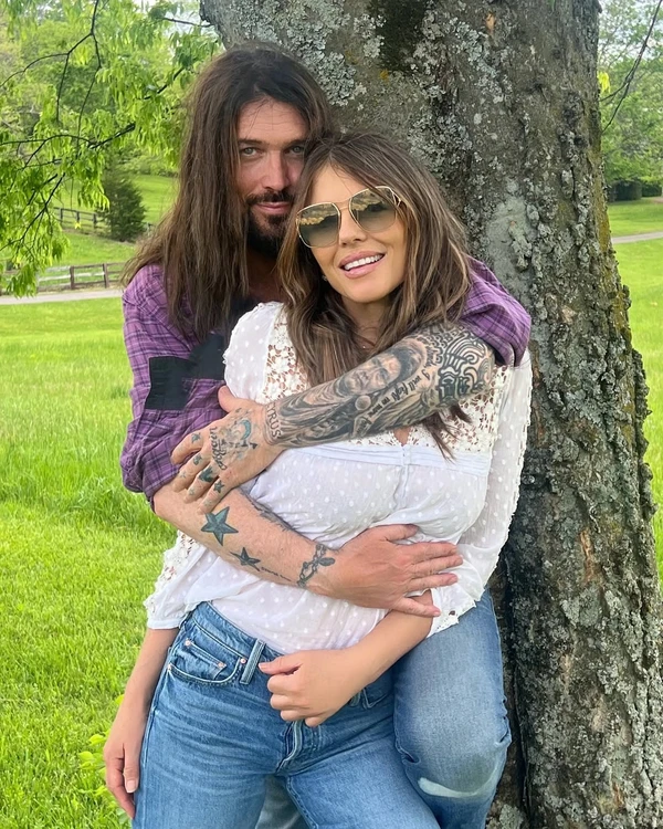 Elizabeth Hurley e Billy Ray Cyrus por Reprodução/Instagram