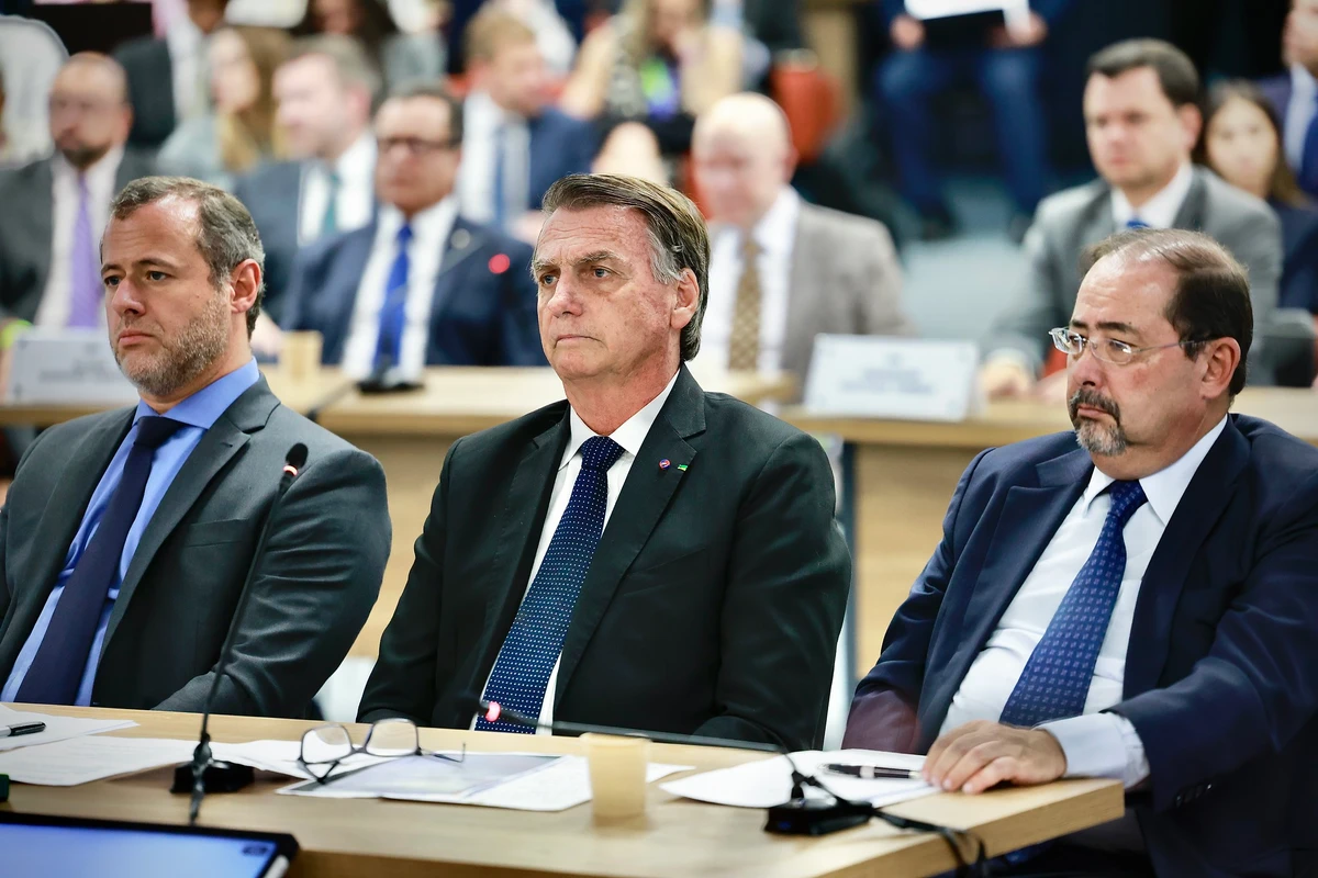 Jair Bolsonaro com advogados