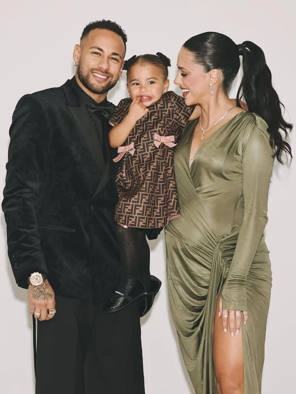 Looks de Neymar, Mavie e Bruna Biancardi para leilão por Reprodução/Instagram