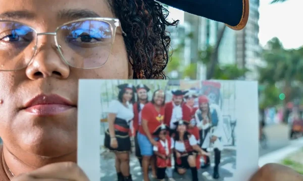Mirtes Renata de Souza, mãe de Miguel, mostra foto com a família por Amanda Remígio/ Divulgação