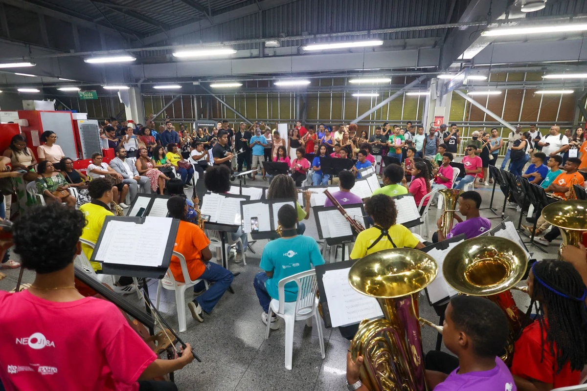 Neojiba se apresentou com 45 músicos