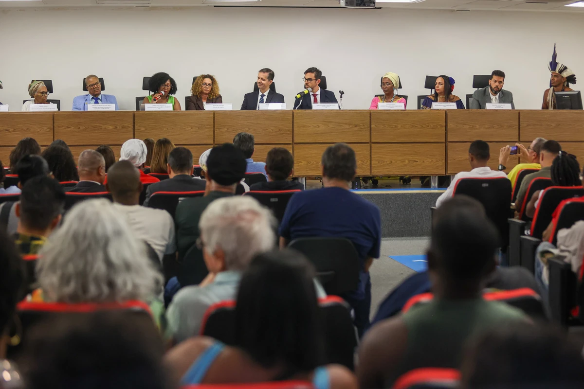 Público assiste à audiência por Marina Silva/CORREIO