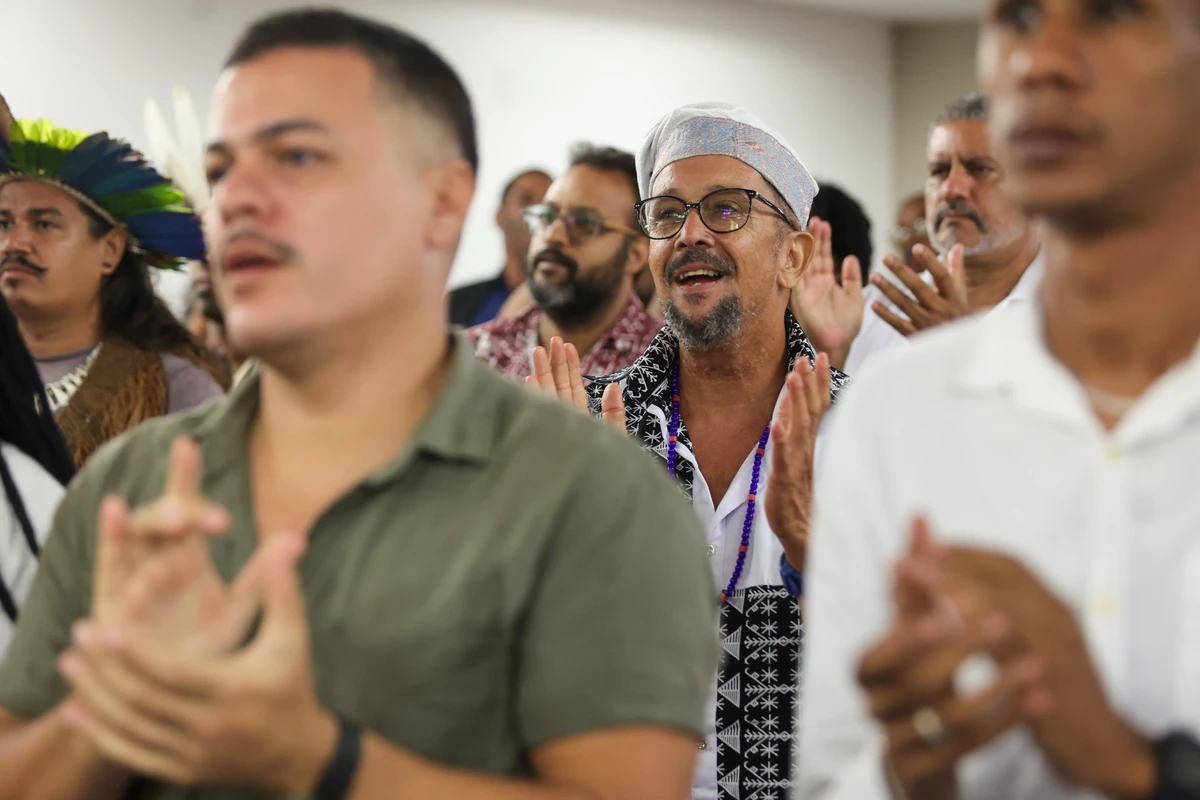 Público canta ritos do candomblé durante audiência por Marina Silva/CORREIO
