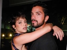 Imagem - Rodrigo Simas aparece nu em foto de Dia dos Namorados com Agatha Moreira