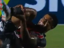 Imagem - Jamerson sofre lesão grave durante jogo do Vitória e sai de ambulância