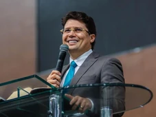 Imagem - Pastor critica cantores evangélicos que cobram cachês altos: 'Comercialização do Evangelho'