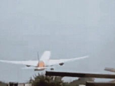 Imagem - Vídeo registra últimos momentos antes da queda do avião que caiu logo após decolar na Índia