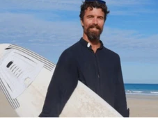 Imagem - Padre surfista salva pai e filho de afogamento em praia