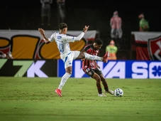 Imagem - Jamerson fratura e rompe ligamentos do tornozelo após entrada de jogador do Cruzeiro