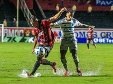 Imagem - Sob forte chuva, Vitória não consegue aproveitar expulsão do Cruzeiro e fica só no empate