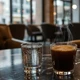 Imagem - Por que servem água com gás antes do café? Entenda a tradição