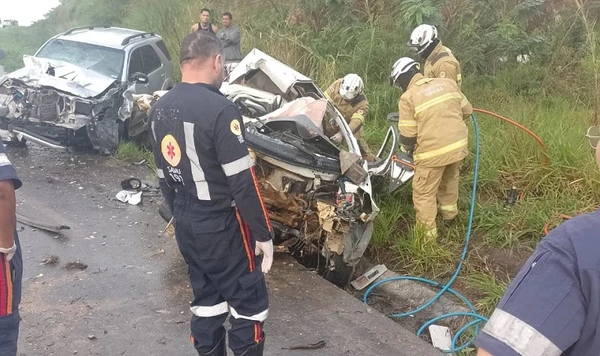 Carro onde as vítimas estavam invadiu a pista contrária