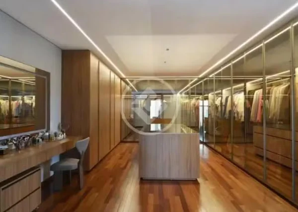 Closet da suíte principal da nova mansão de Zé Felipe por Reprodução