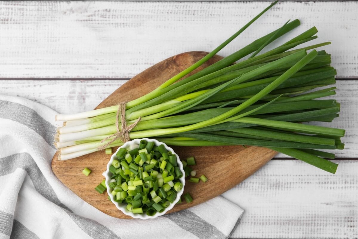 A cebolinha verde é rica em nutrientes que trazem inúmeros benefícios para a saúde (Imagem: New Africa | Shutterstock) 