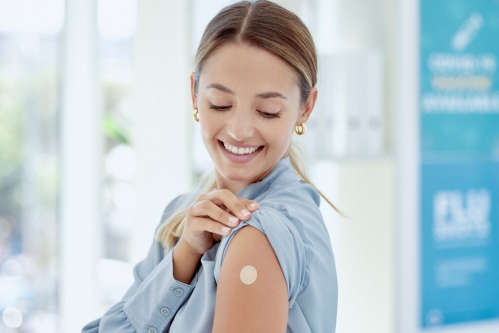Algumas vacinas precisam ser reforçadas na fase adulta (Imagem: PeopleImages.com – Yuri A | Shutterstock)