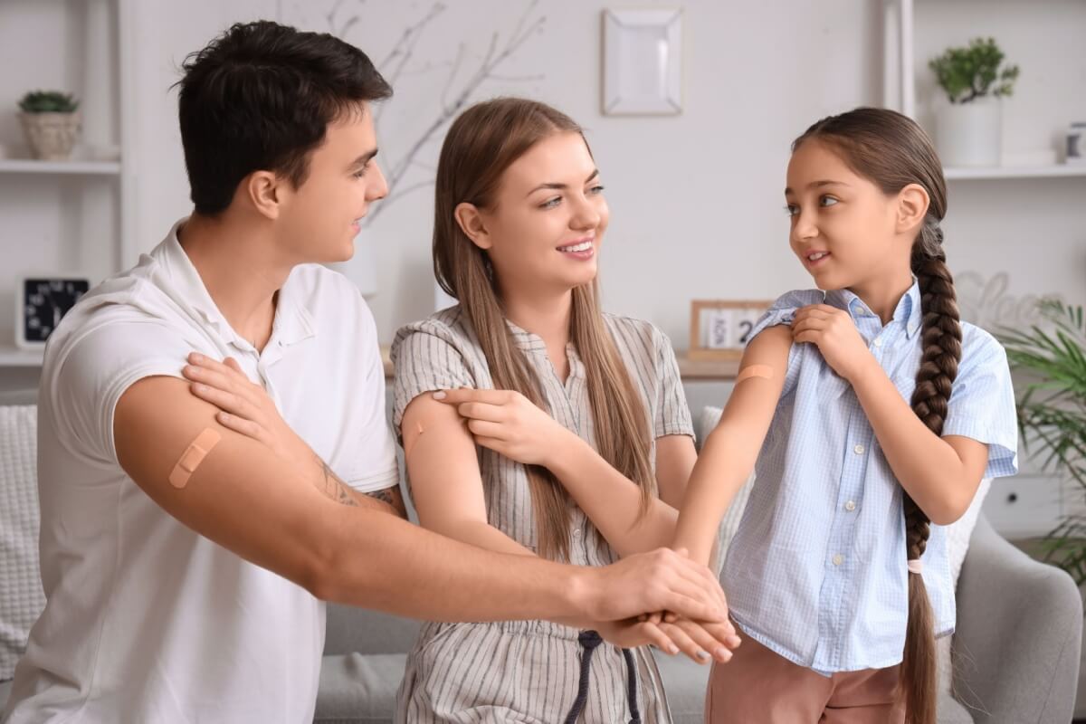 As vacinas oferecem proteção contra doenças em diferentes fases da vida (Imagem: Pixel-Shot | Shutterstock)
